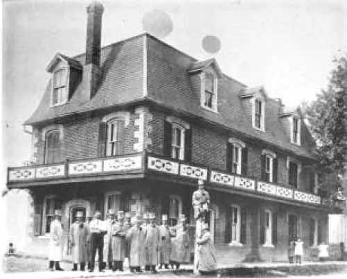 Old photo of Queen's Hotel from 1900.