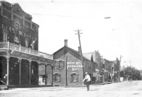 Old photo of Queen's Hotel from 1900.