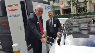 Mayor Frank Scarpitti fuelling a Hydrogen car